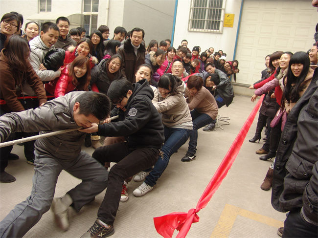 公(gōng)司員工(gōng)開展拔河比賽